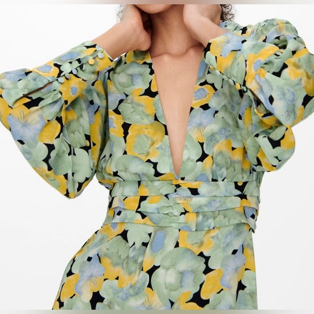 NWT Beautiful Floral Dress - Size M